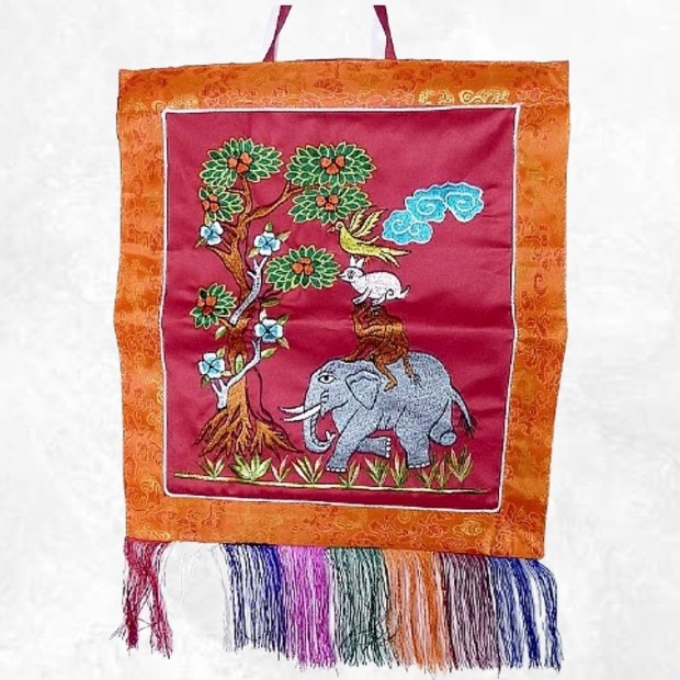 Tenture bouddhiste Quatre Amis bordeaux brodée main - Népal