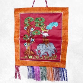 Tenture bouddhiste Quatre Amis rouge en soie – Népal