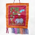 Tenture bouddhiste Quatre Amis couleur rouge - Tentures bouddhistes