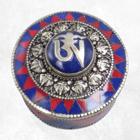 Boîte à bijoux tibétaine Om corail et lapis – artisanat bouddhiste