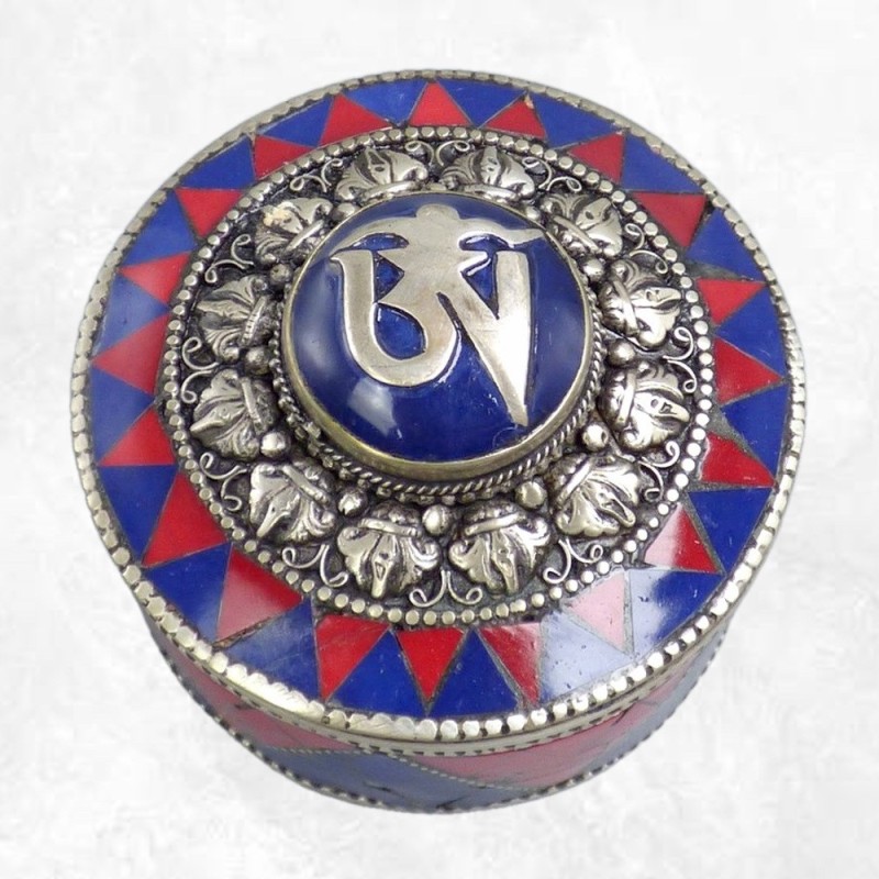 Boîte à bijoux tibétaine Om corail et lapis – artisanat bouddhiste