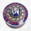 Boîte à bijoux tibétaine Om corail et lapis – artisanat bouddhiste