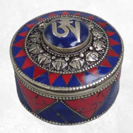 Boîte à bijoux tibétaine Om corail et lapis – artisanat bouddhiste