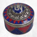 Boîte à bijoux tibétaine Om corail et lapis – artisanat bouddhiste