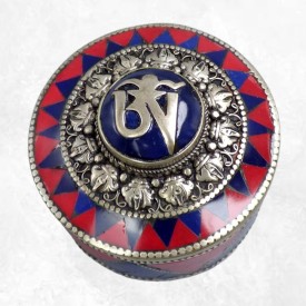Boîte à bijoux bouddhiste Om lapis et corail – artisanat tibétain Népal
