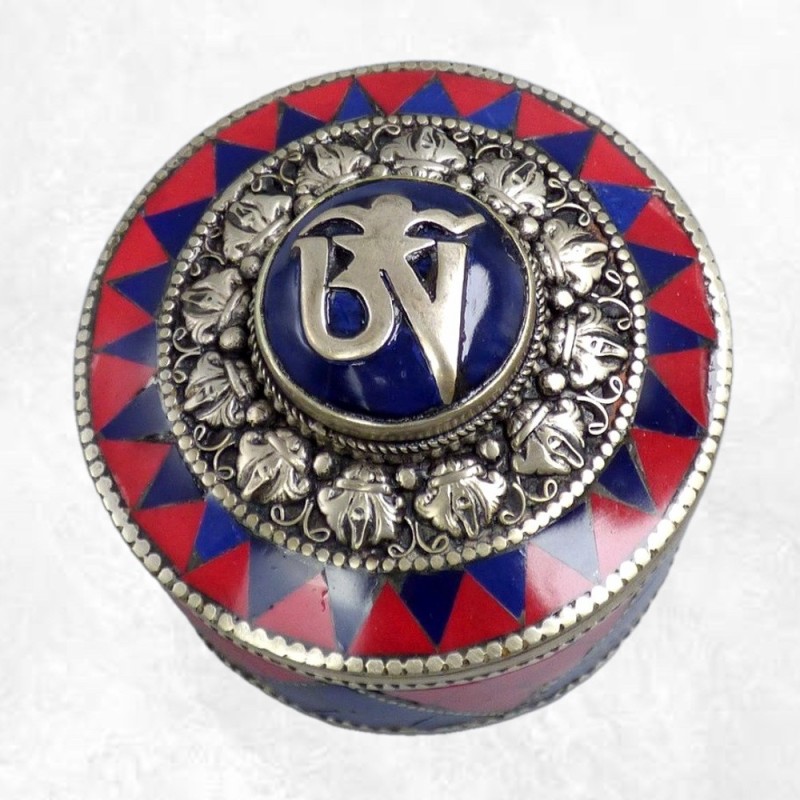 Boîte à bijoux bouddhiste Om lapis et corail – artisanat tibétain Népal