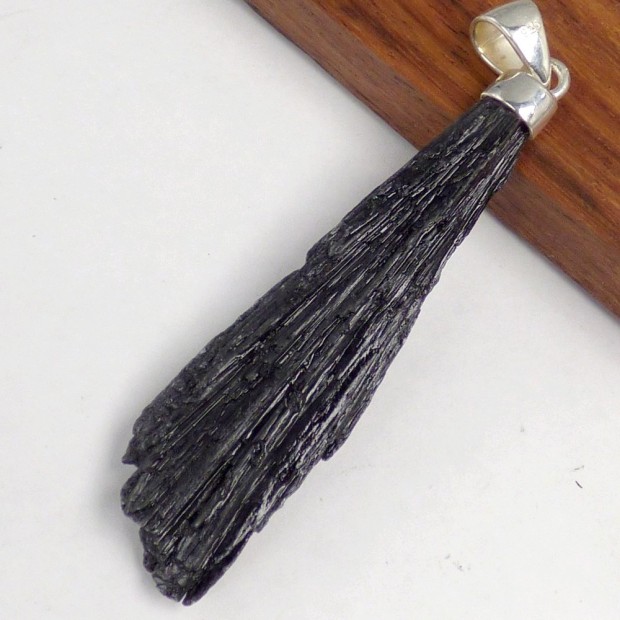 Cyanite Noire brute naturelle du Brésil en pendentif argent 925