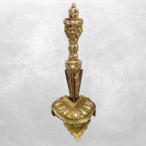 Phurba tibétain sur socle en laiton pour rituel bouddhiste - Objets rituels bouddhistes