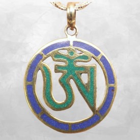 Pendentif bouddhiste Om sacré – Bijou artisanal en métal et résine