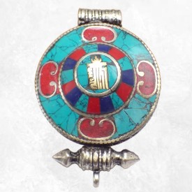 Pendentif tibétain en métal et pierres, fait au Népal.