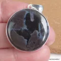 Pendentif Gabbro indigo Merlinite ronde - Bijoux en Merlinite Mystique Gabbro