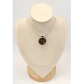 Pendentif rond en Chiastolite Andalousite et onyx noir - Bijoux en Chiastolite