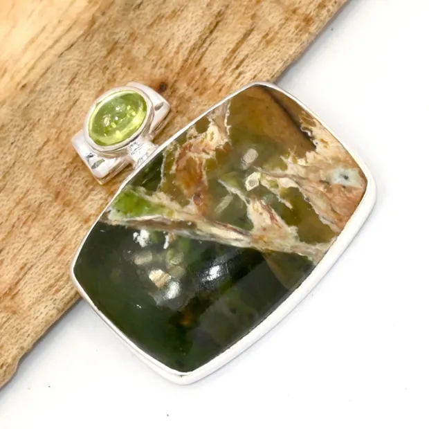 Pendentif Calcédoine Chrome et péridot cabochon - Bijoux en Calcédoine Chrome