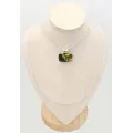 Pendentif Calcédoine Chrome et péridot cabochon - Bijoux en Calcédoine Chrome