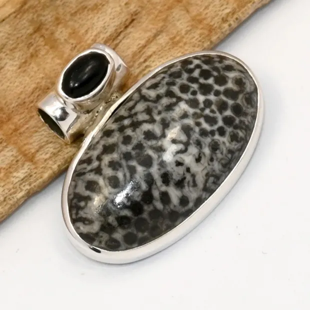 Pendentif corail fossile et Onyx noir -argent 925 - Bijoux en Corail Noir