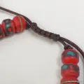 Bracelet porte-bonheur rouge en os et pierres – 27 perles – Népal