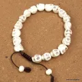 Bracelet tête de mort en howlite blanche – 21 perles – Népal