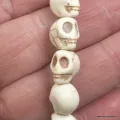 Bracelet tête de mort en howlite blanche – 21 perles – Népal