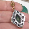 Pendentif oriental émeraude de synthèse losange – Argent et laiton