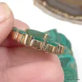 Pendentif oriental émeraude de synthèse losange – Argent et laiton