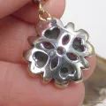 Pendentif turc rubis et émeraude fleur à 4 cœurs – Argent laiton