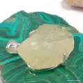 Pendentif Verre de Libye forme triangle arrondi - Pendentifs pierres naturelles
