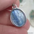 Pendentif cyanite bleue naturelle, cabochon ovale - Pendentifs pierres naturelles