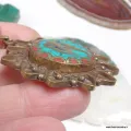 Pendentif Om tibétain laiton vieilli - 6 cm - Népal - Pendentifs tibétains bouddhistes