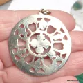 Pendentif tibétain Dordjé signes auspicieux métal ajouré - Pendentifs tibétains bouddhistes