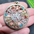 Pendentif tibétain Dordjé signes auspicieux métal ajouré - Pendentifs tibétains bouddhistes