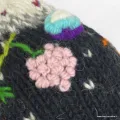 Bonnet en laine noir et écru, grande fleur rose fait main - Gants , bonnets népalais