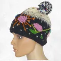 Bonnet en laine noir et écru, grande fleur rose fait main - Gants , bonnets népalais