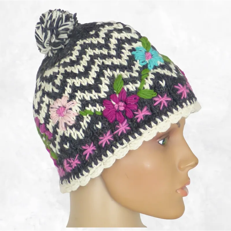 Bonnet en laine noir et blanc à chevrons, fleurs roses brodées - Gants , bonnets népalais