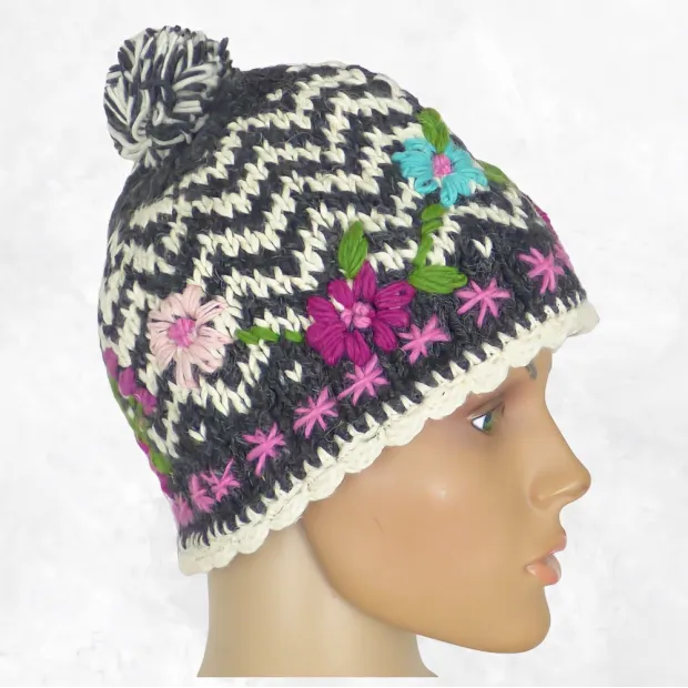 Bonnet en laine noir et blanc à chevrons, fleurs roses brodées - Gants , bonnets népalais