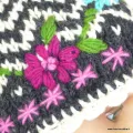Bonnet en laine noir et blanc à chevrons, fleurs roses brodées - Gants , bonnets népalais