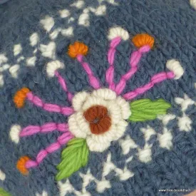 Bonnet en laine bleu gris fleur brodée artisanal fait main au Népal