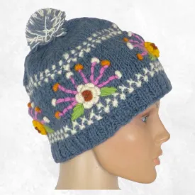Bonnet en laine bleu gris fleur brodée artisanal fait main au Népal