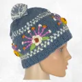 Bonnet en laine bleu gris fleur brodée artisanal fait main au Népal