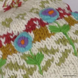 Bonnet femme en laine écru à pompon, fleurs turquoise et violettes brodées en relief
