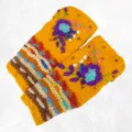 Mitaines femme en laine jaune safran, fleur violette brodée en relief et poignet rayé