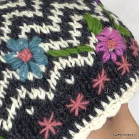 Bonnet à pompon zigzag gris et blanc brodé de fleurs - Bonnets en laine du Népal
