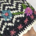 Bonnet à pompon zigzag gris et blanc brodé de fleurs - Bonnets en laine du Népal