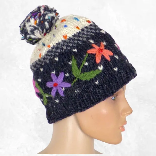 Bonnet chaud noir et écru à fleurs brodées fait main - Bonnets en laine du Népal