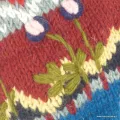 Bonnet à oreillettes rouge et bleu brodé de fleurs - Bonnets en laine du Népal