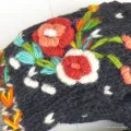 Mitaines noires brodées de roses rouges et blanches - Mitaines en laine du Népal