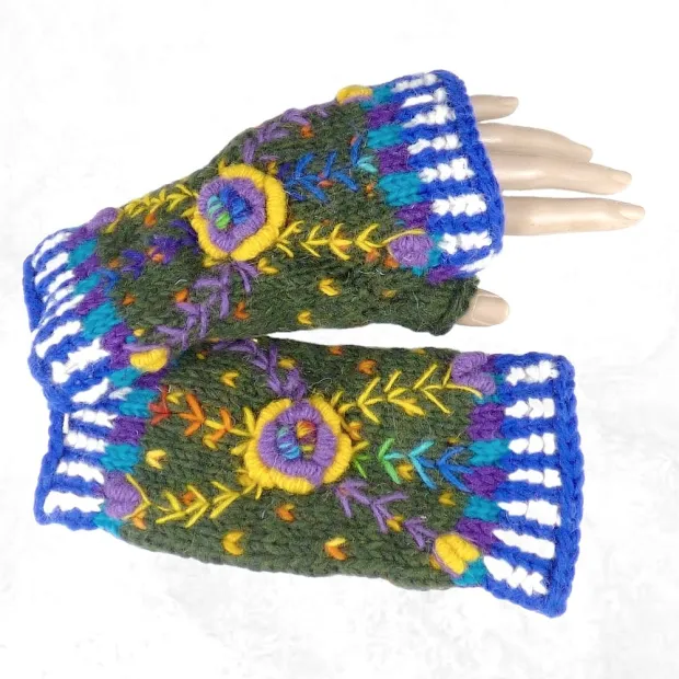 Mitaines femme en laine kaki, fleur jaune et violette brodée en relief, bordures bleu roi rayées