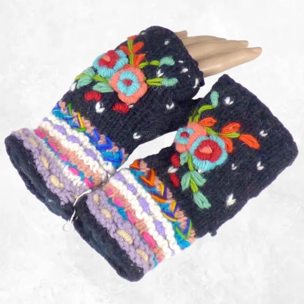 Mitaines femme en laine noire, fleurs turquoise et corail brodées, poignet rayé pastel