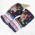 Mitaines femme en laine noire, fleurs turquoise et corail brodées, poignet rayé pastel