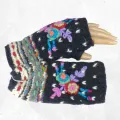 Mitaines femme en laine noire à flocons blancs, deux fleurs brodées en relief, poignet rayé