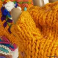 Mitaines jaunes femme en laine, fleur blanche brodée, chaudes - Mitaines en laine du Népal